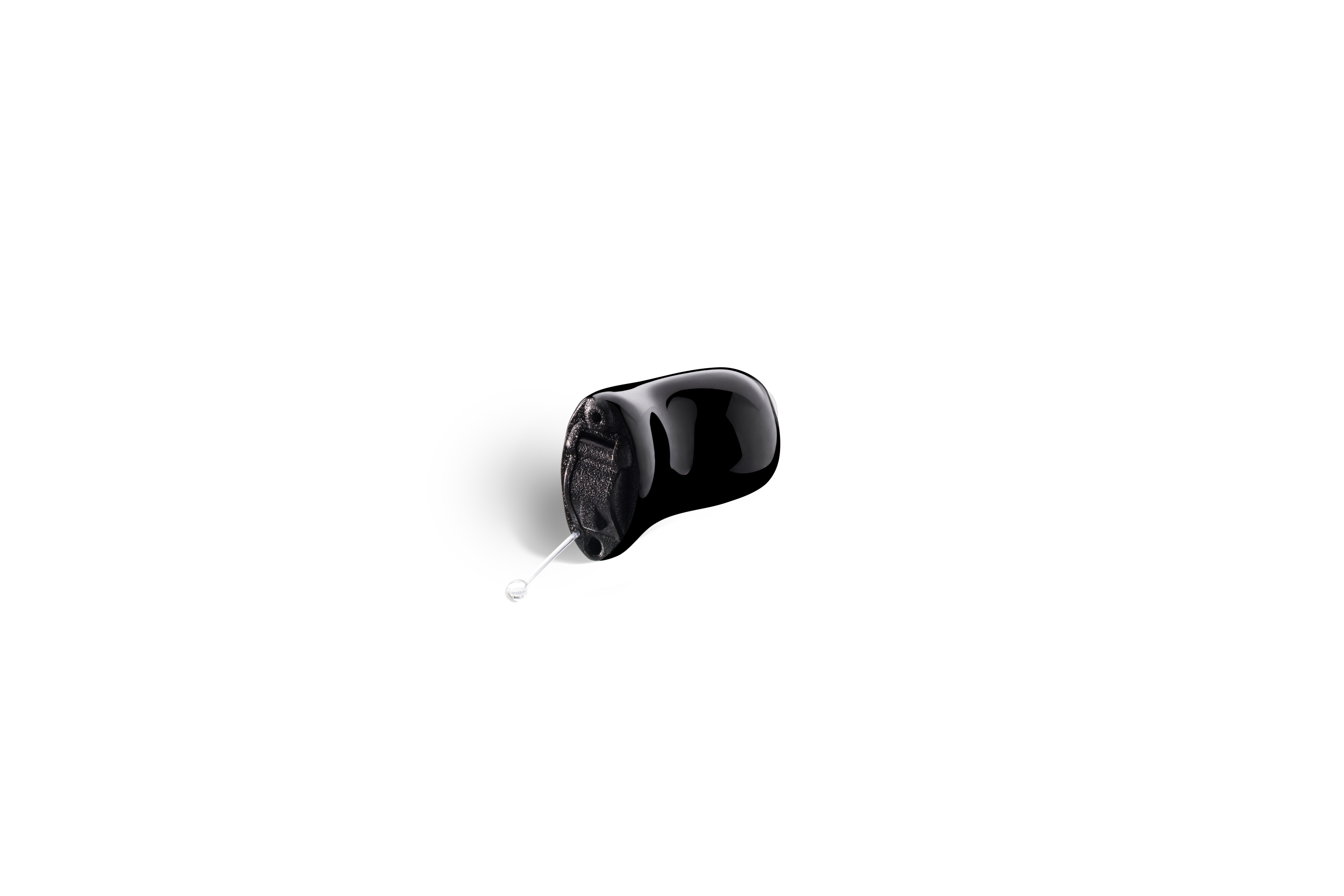 Das Hörgerät KINDaluna 1700 / 1800 als Bauform Mini im Ohr mit Energieversorgung Batterie auf weißem Hintergrund.