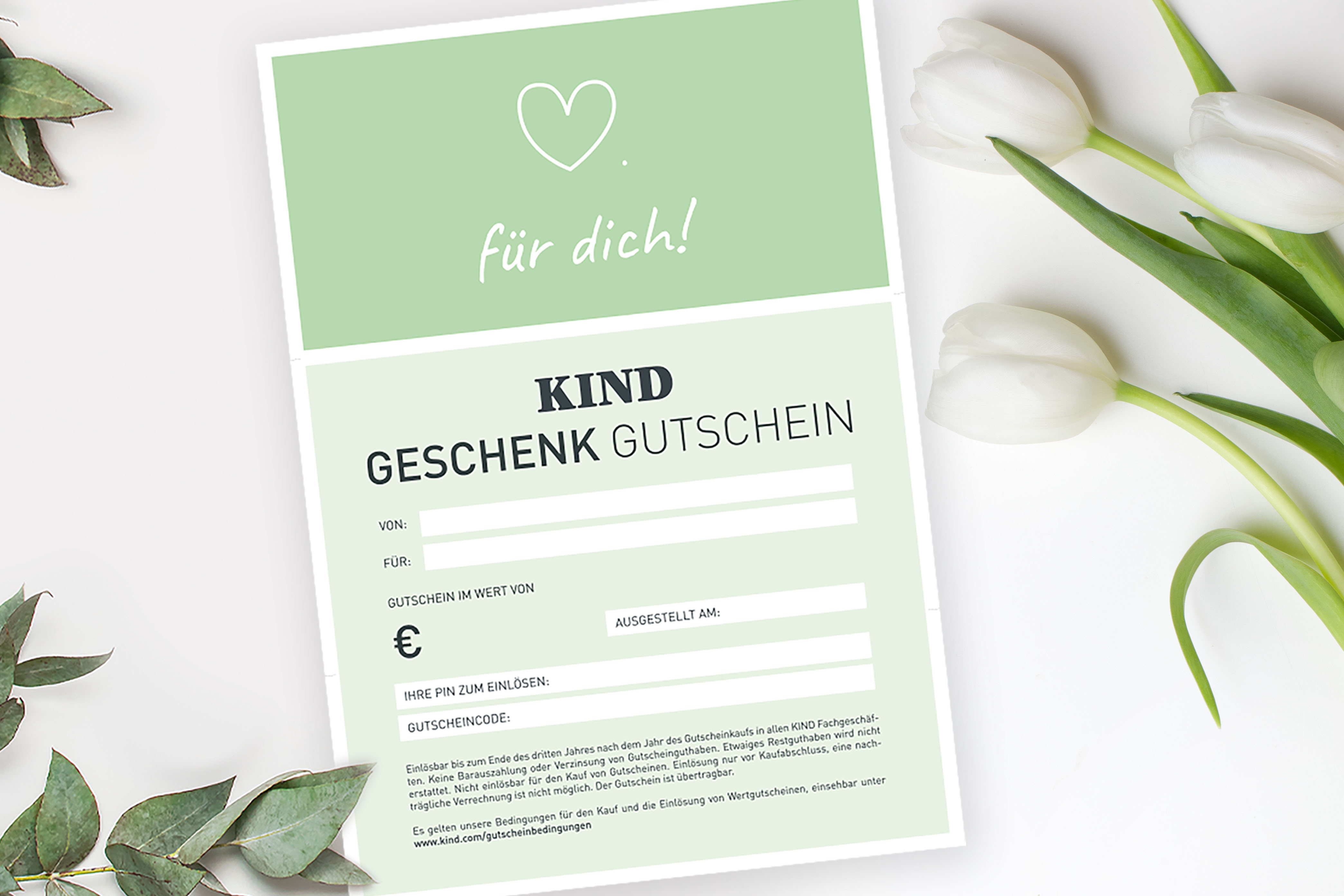 Vollständige Ansicht der Druckversion des Gutschein-Dokuments beim Gutschein-Motiv „Grün - Für Dich!“ auf farbig passendem Hintergrund und Dekorationen.