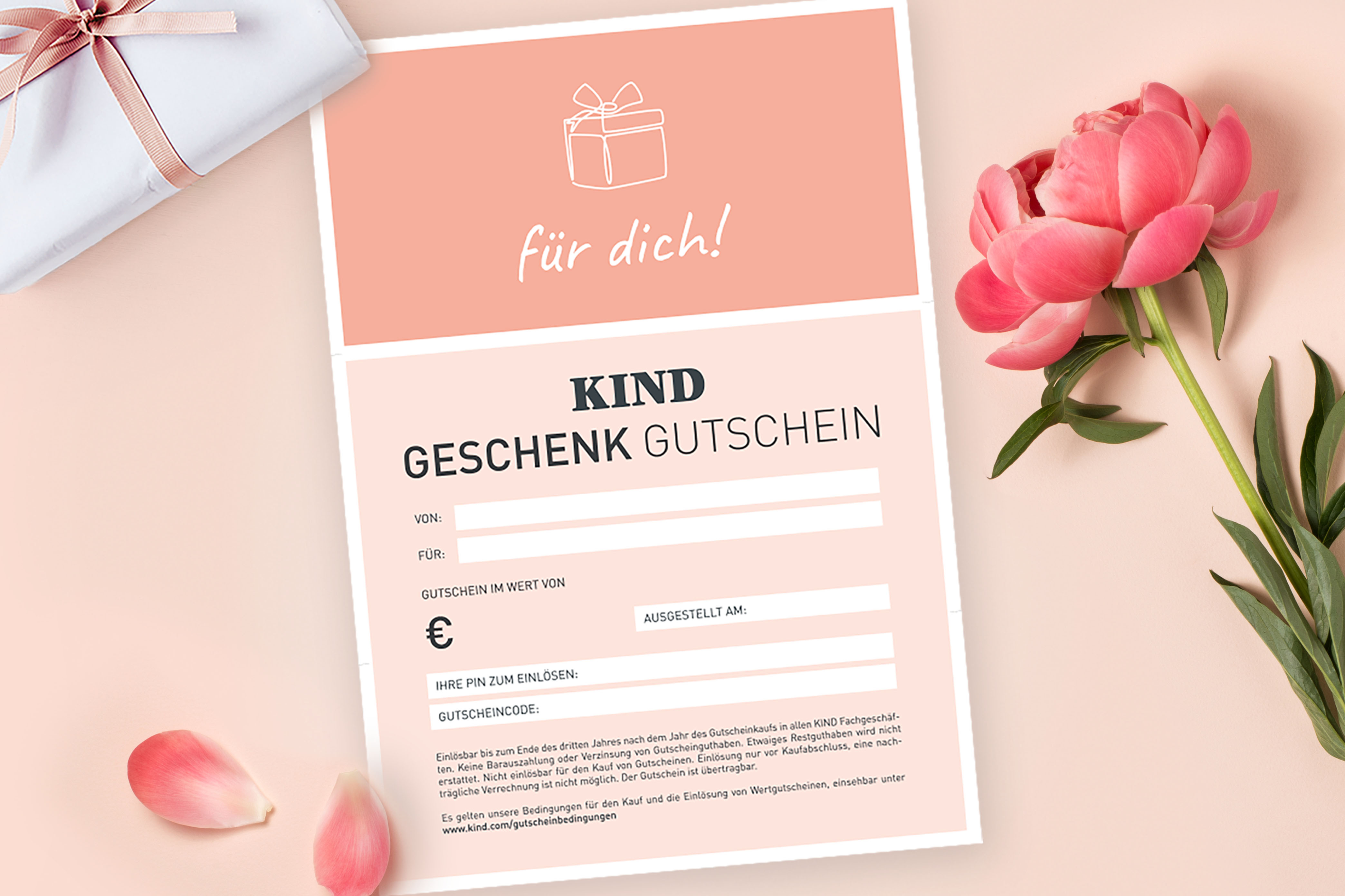 Vollständige Ansicht der Druckversion des Gutschein-Dokuments beim Gutschein-Motiv „Apricot - Für Dich!“ auf farbig passendem Hintergrund und Dekorationen.