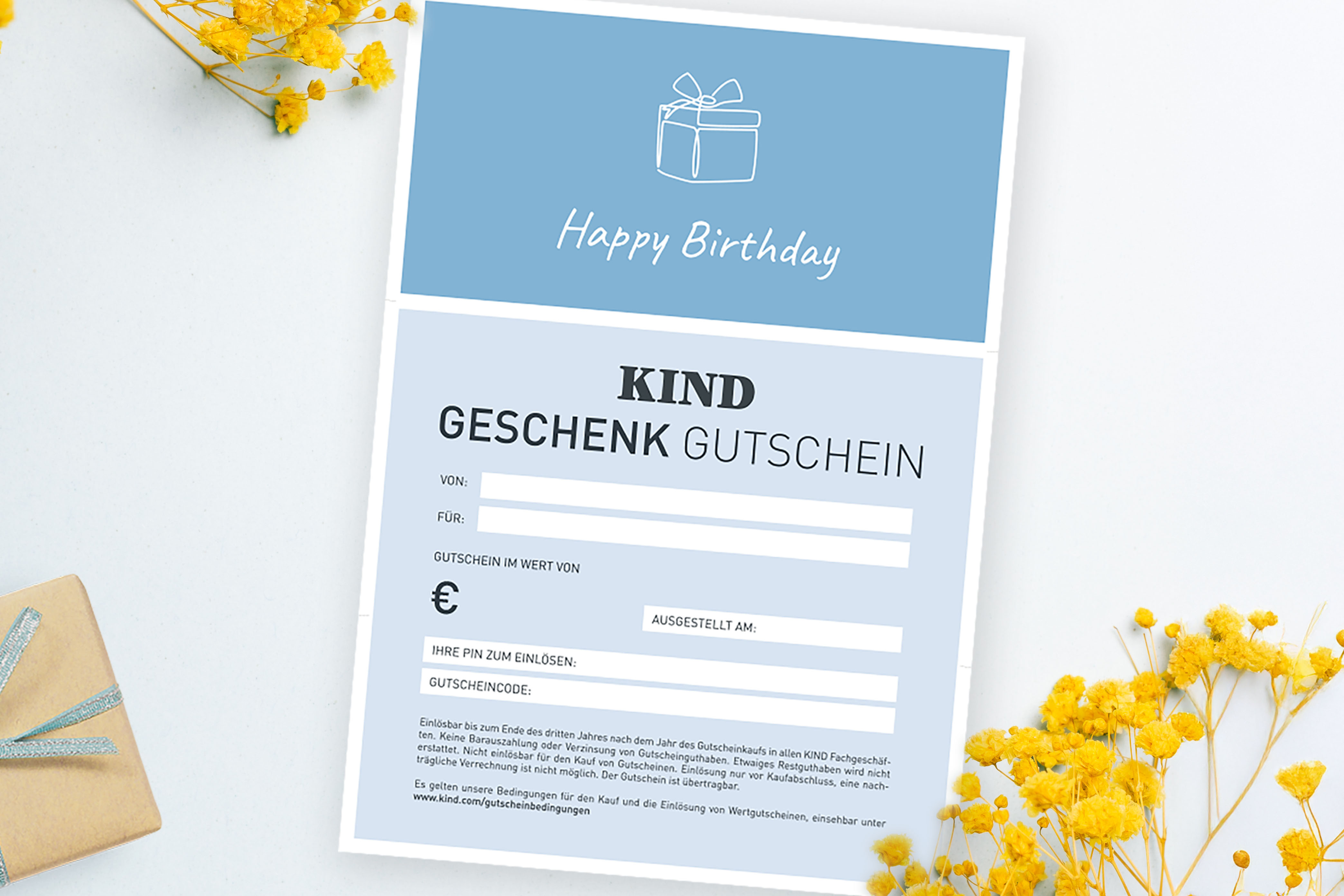 Vollständige Ansicht der Druckversion des Gutschein-Dokuments beim Gutschein-Motiv „Happy Birthday“ auf farbig passendem Hintergrund und Dekorationen.