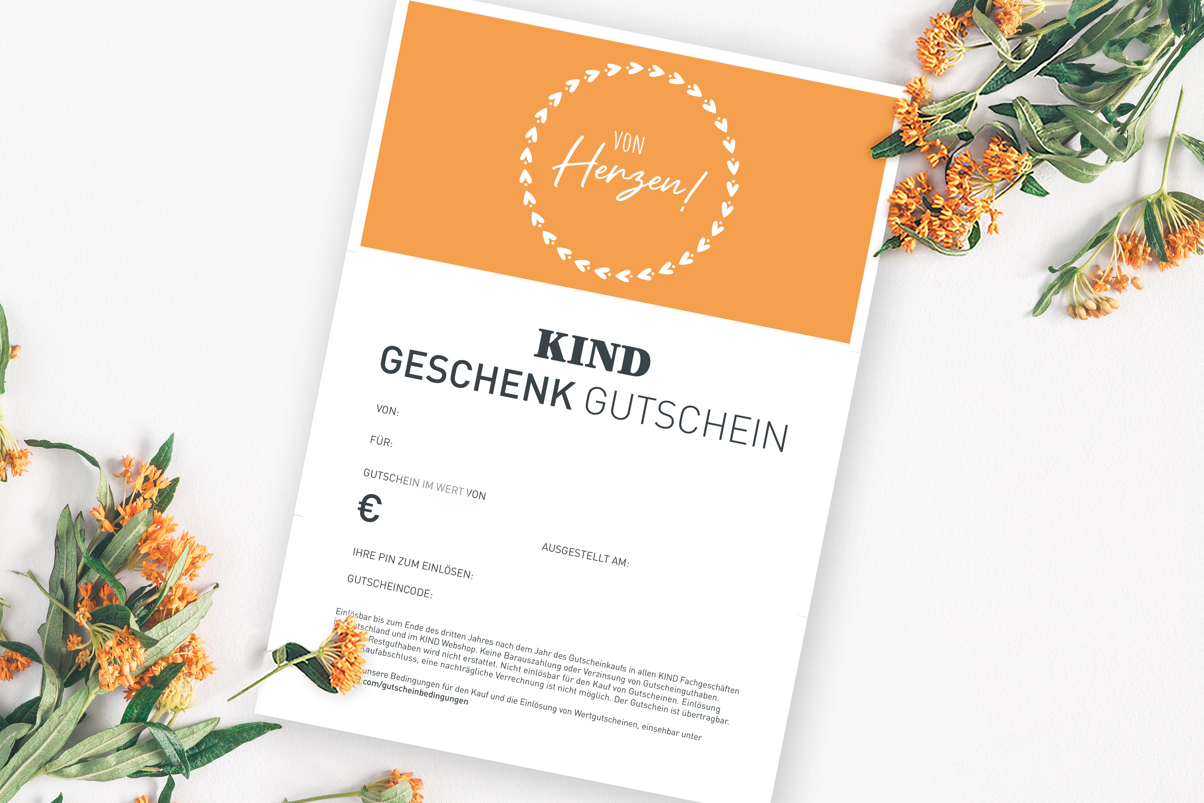 Vollständige Ansicht der Druckversion des Gutschein-Dokuments beim Gutschein-Motiv „Von Herzen“ auf farbig passendem Hintergrund und Dekorationen.