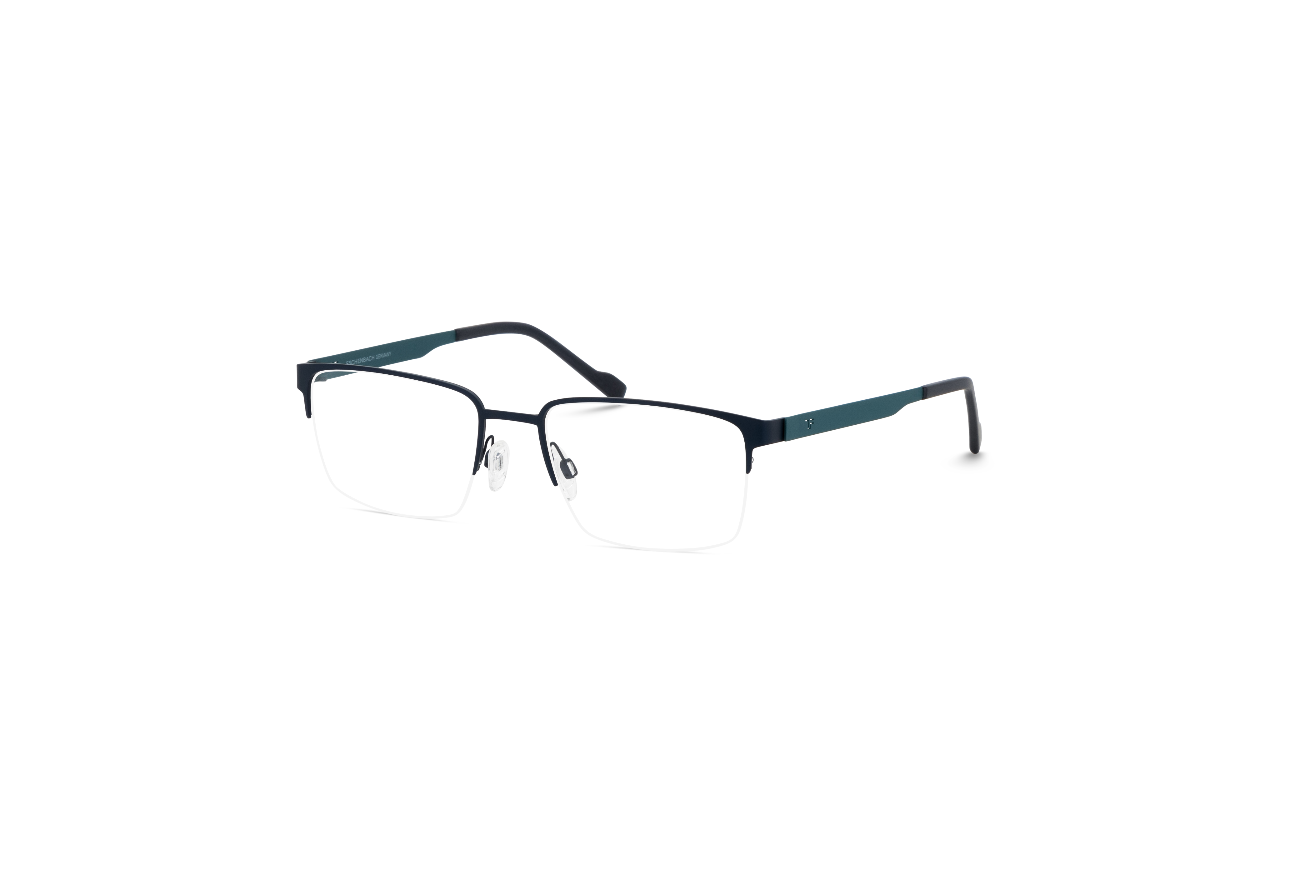 45° Ansicht der Brille Titanflex 820883 in Schwarz auf weißem Hintergrund.