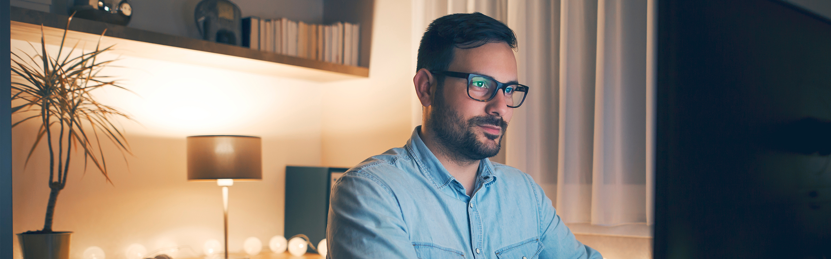 bildschirmarbeitsplatzbrille_mann-am-pc_12-2022_16x5