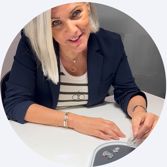 Birgit_Schrowange_Hoergeraete_Strass_10-2025_1x1_blau_V2