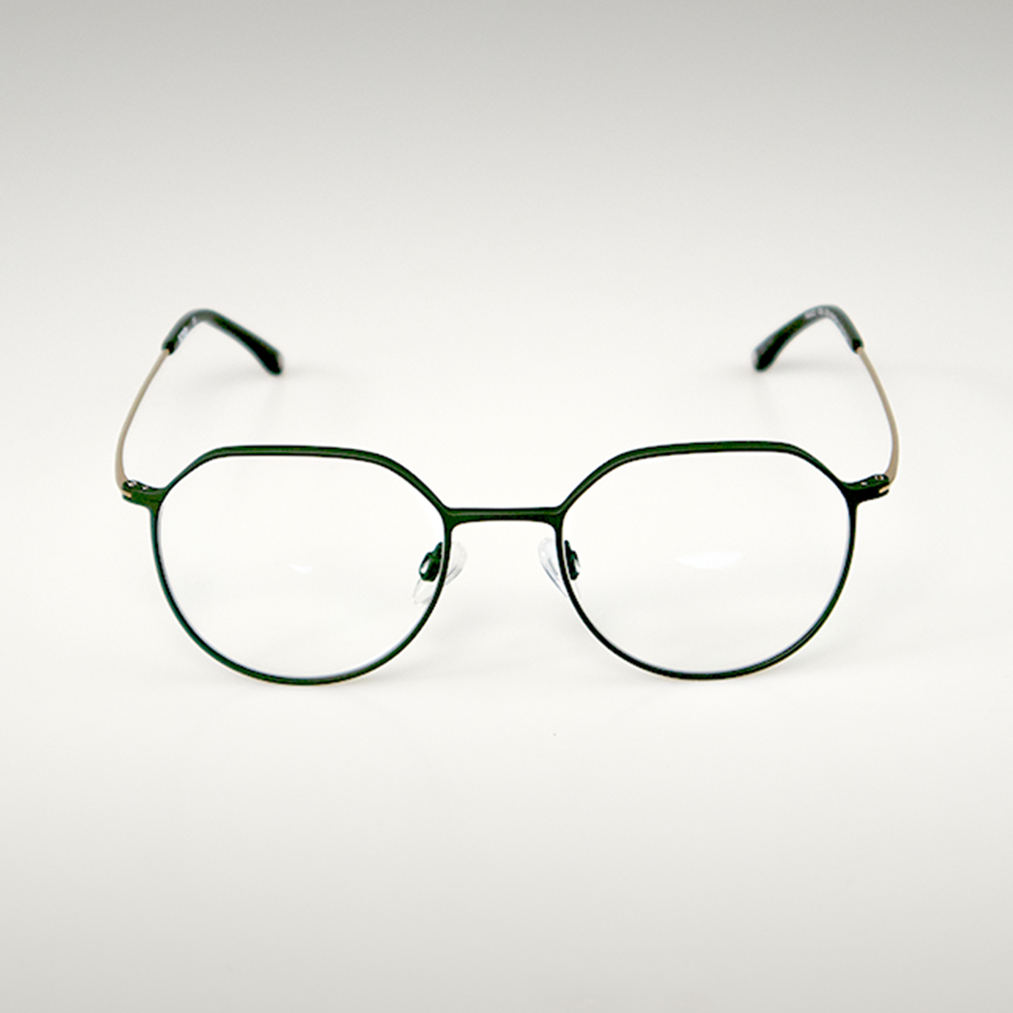 Eine schwarze Titan-Brille auf grauem Hintergrund, die Bügel sind nach hinten ausgeklappt.