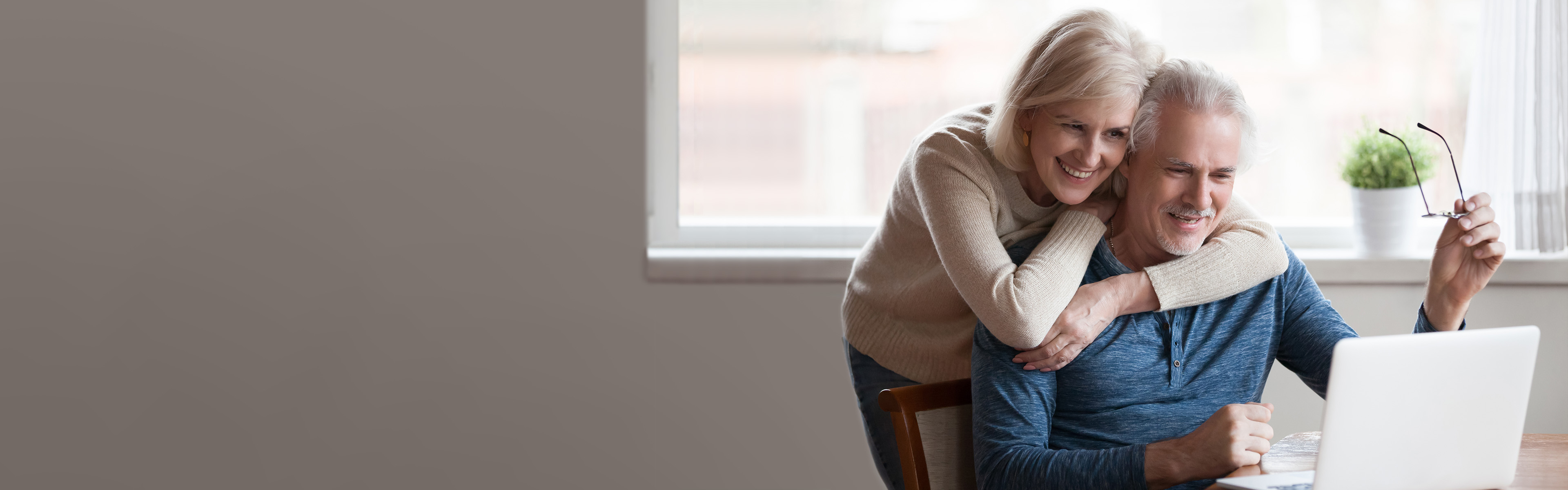 Cochlea-Implantate_Paar-am-Laptop_01-2023_16x5