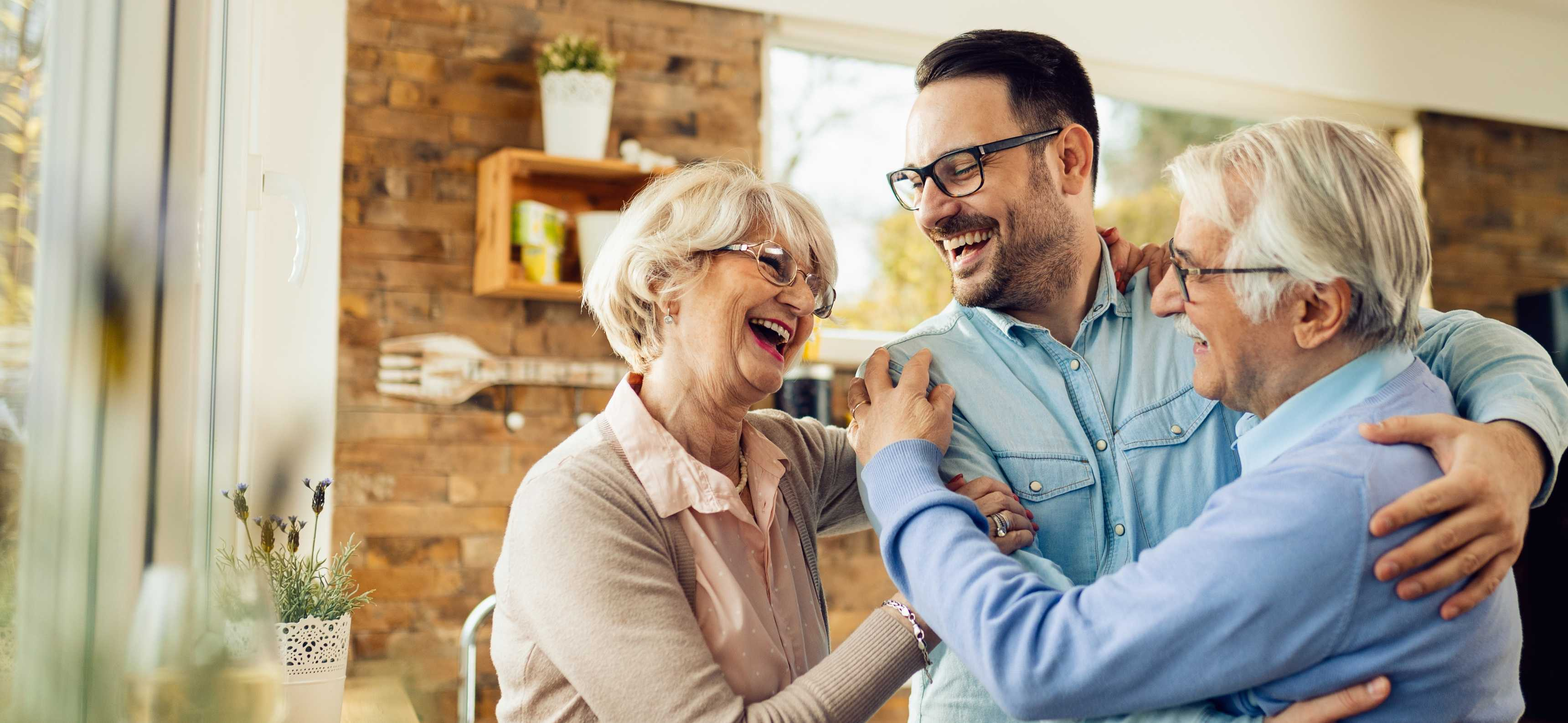 Freepik_Eltern mit Sohn_Banner gespiegelt