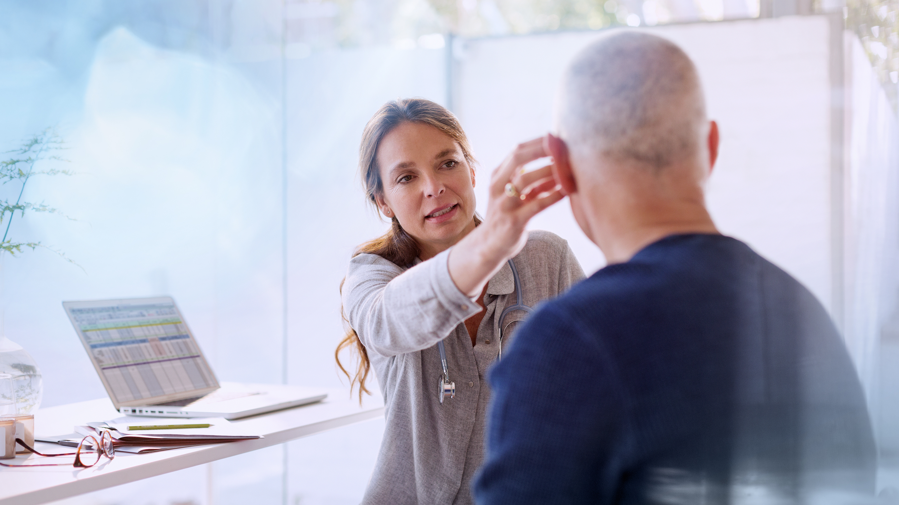 HNO-Aerztin-Untersuchung-KIND