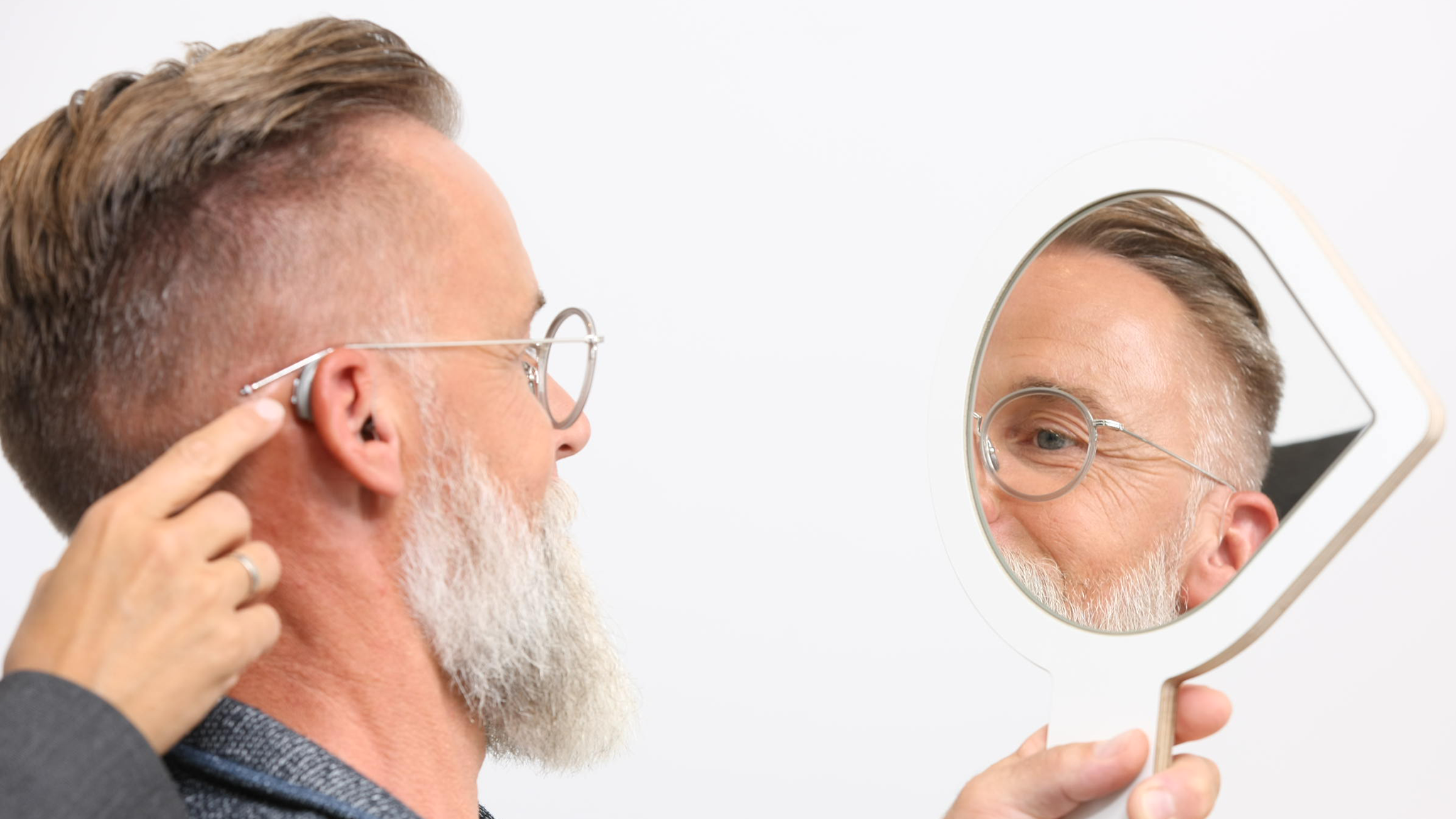 hoergeraete-anpassung_am-ohr-spiegel_05-2023_16x9