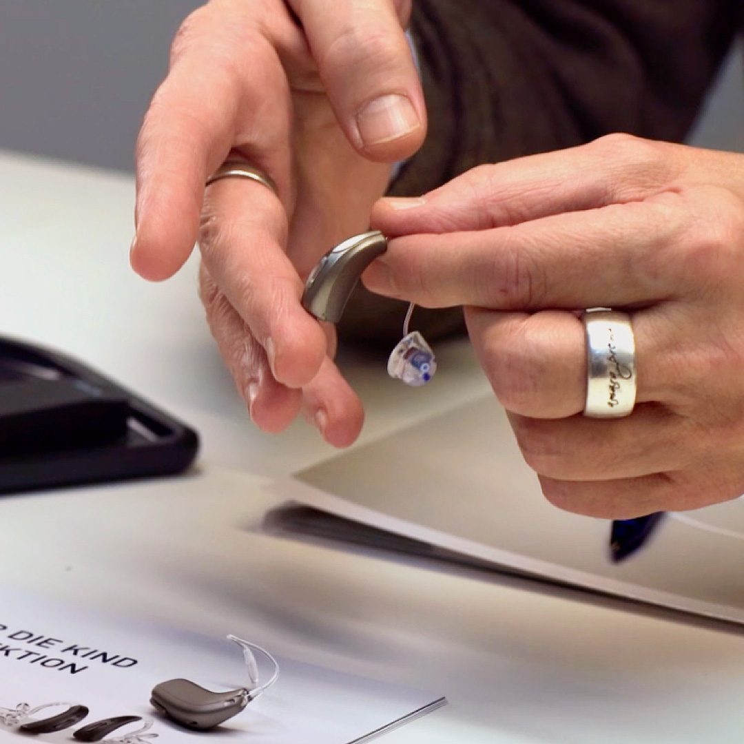 Hoergeraete-Beratung-Hoerakustiker_1x1