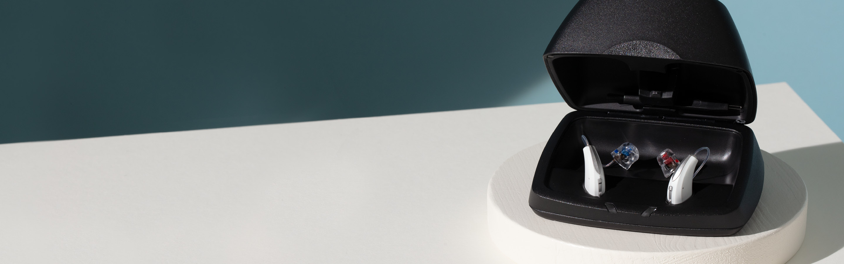 Hoergeraete-mit-Akku-KINDvitalo-Ladestation_2880x900