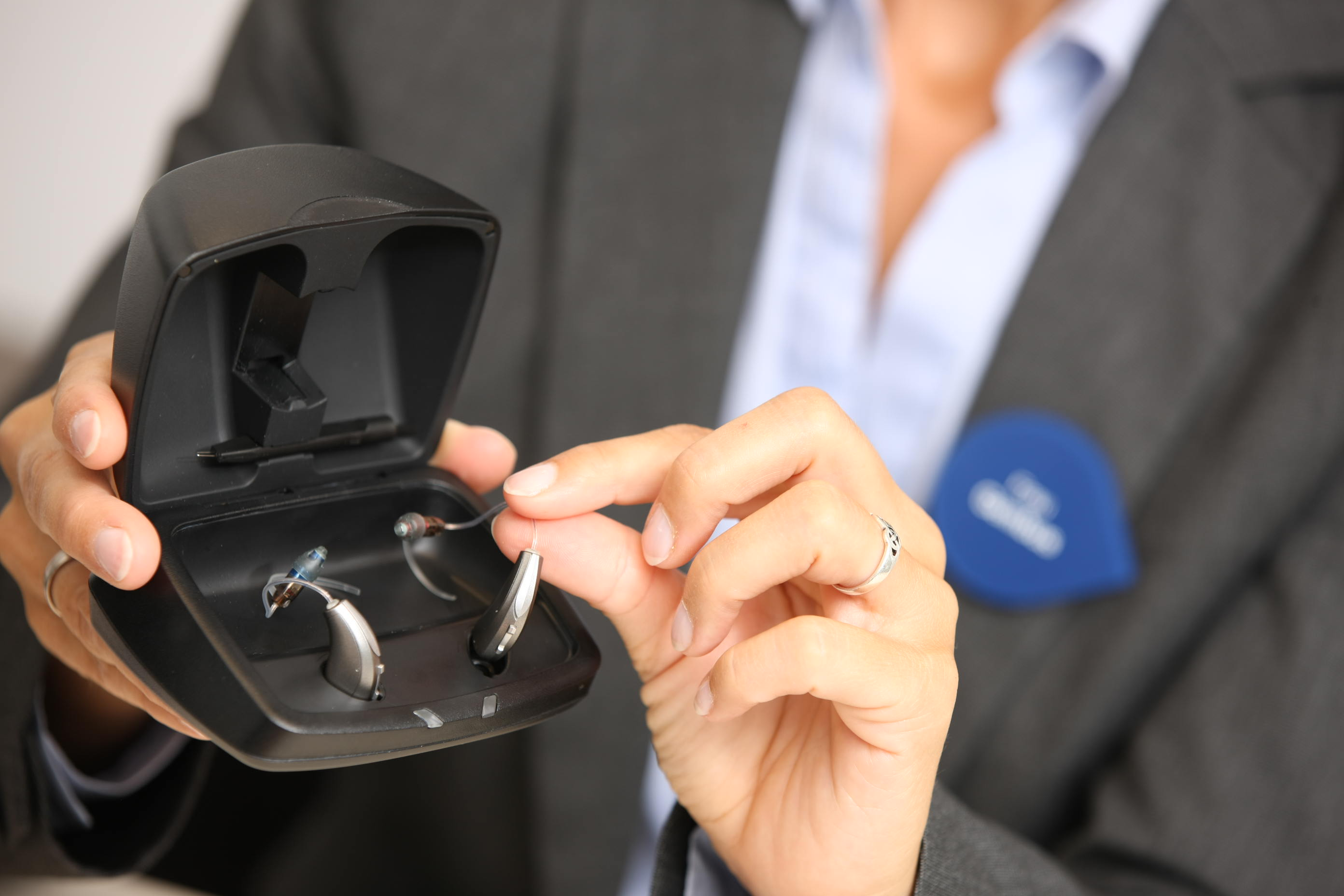 Hoergeraete-mit-Akku-Ladestation-KINDvitalo