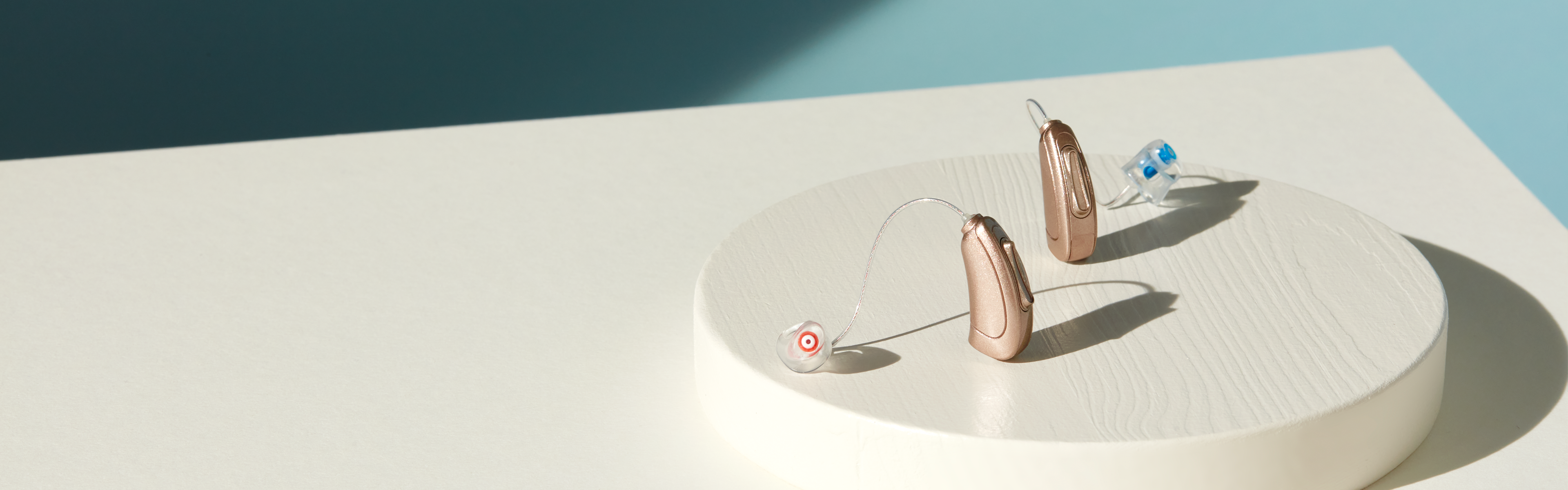 Hoergeraete-Preise_Headerbild_goldene_Hoergeraete_Stele_08-2024_16x5