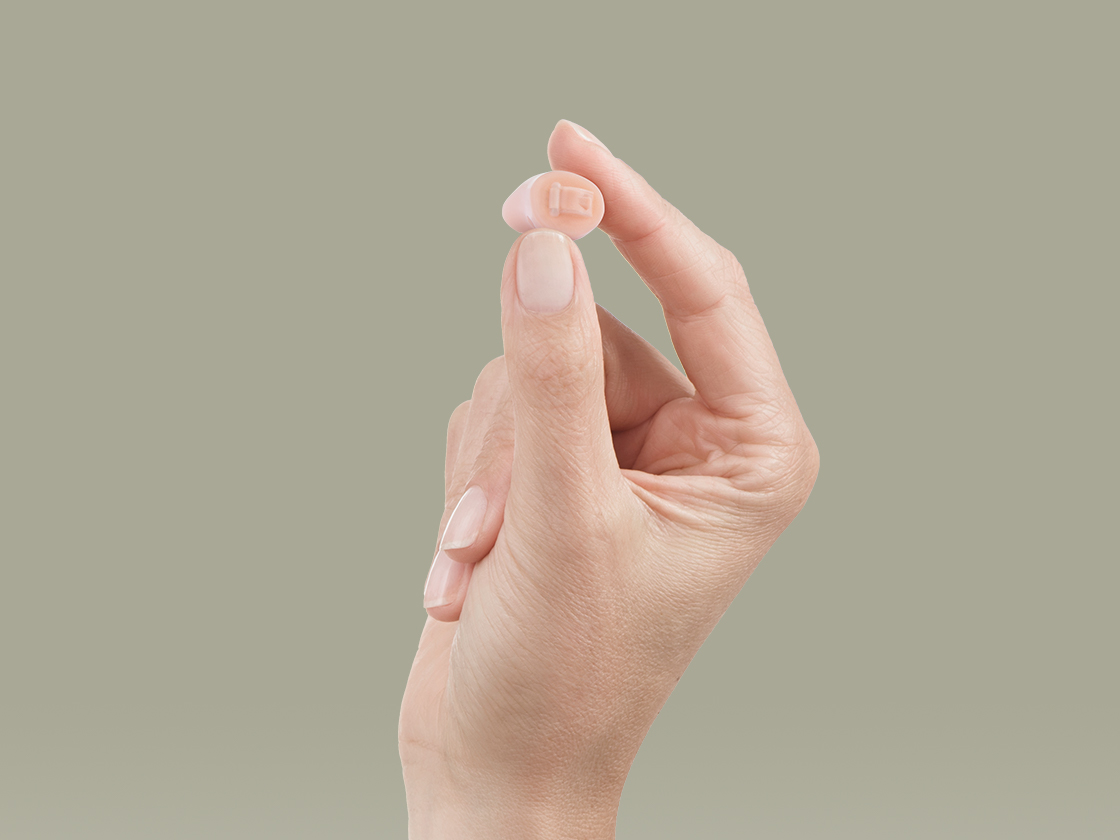 hoergeraete-reinigen_iO-schritt-2_12-2021_4x3