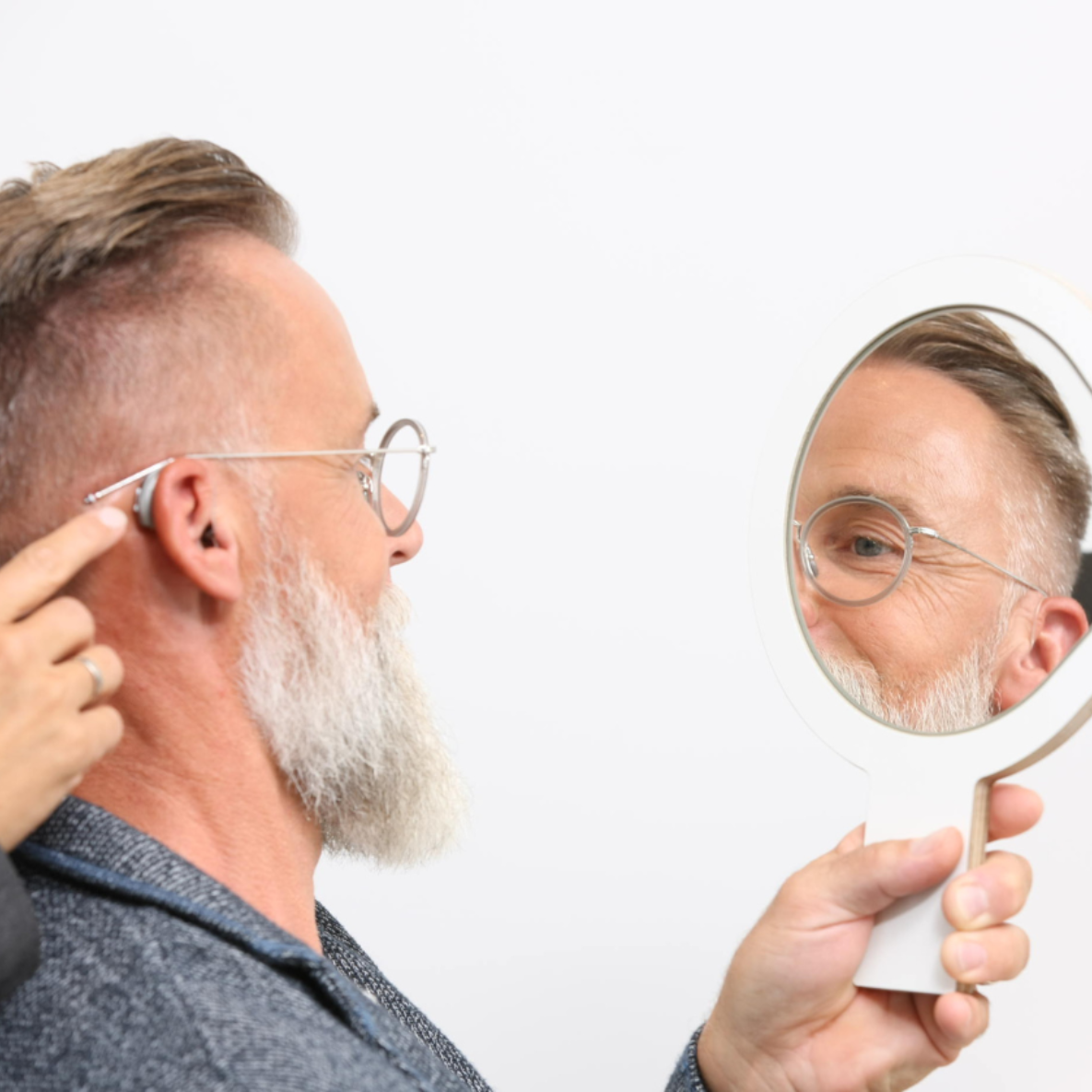 hoergeraete_anpassung_am_ohr_spiegel_06-2019_1x1