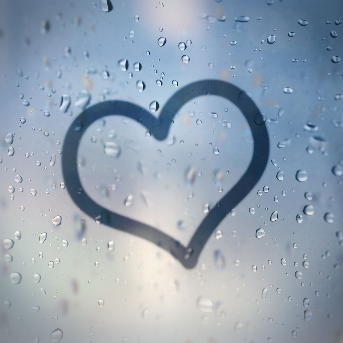 Hoergeraete_im_Winter_Herz_beschlagenes_Fenster_01-2024_1x1