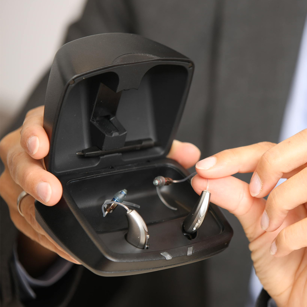 Hoergeraete_mit_Akku-Ladestation_KINDvitalo_1x1