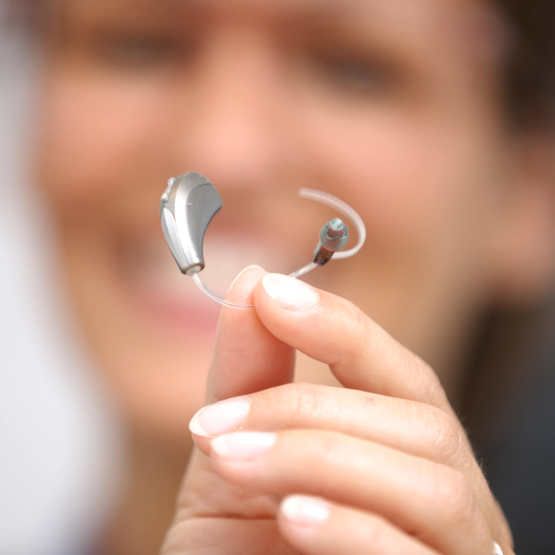 Hoergeraete_Reparatur_closeup_1x1