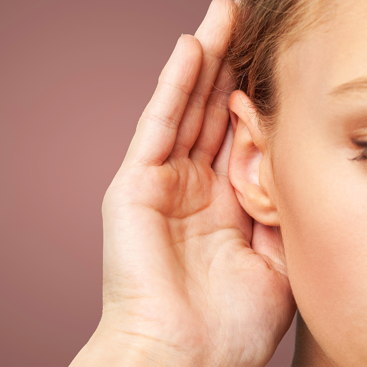 Hoertest_Hand_am_Ohr_02-2024_1x1