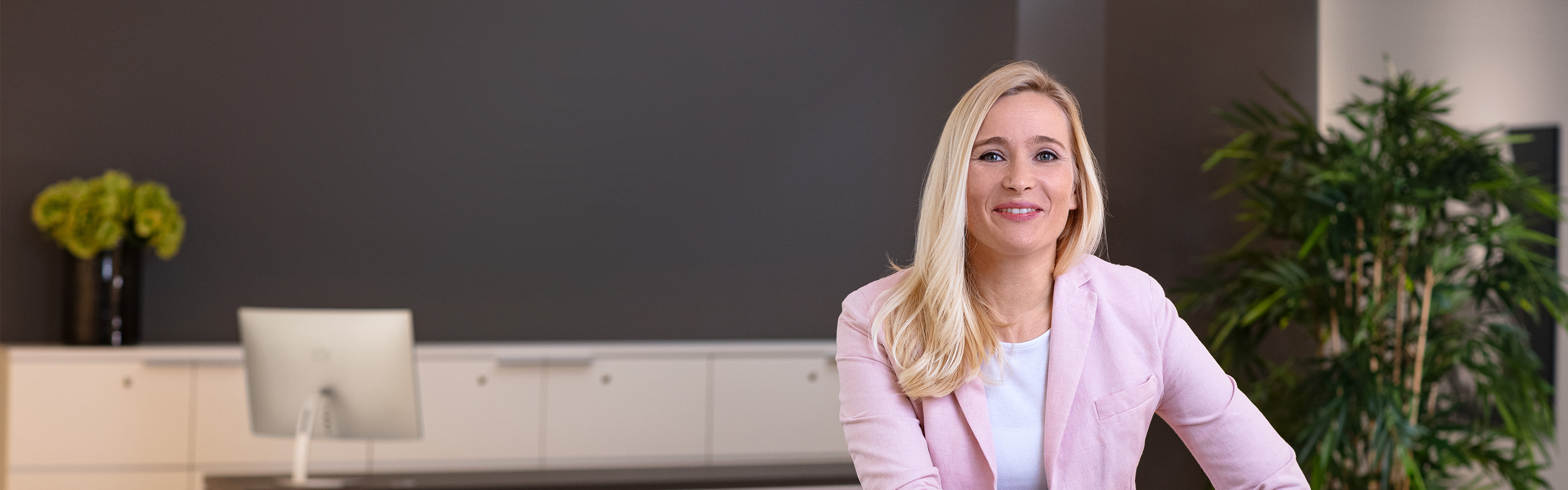 KIND-Hoerakustikerin-rosa-Jacke_2880x900