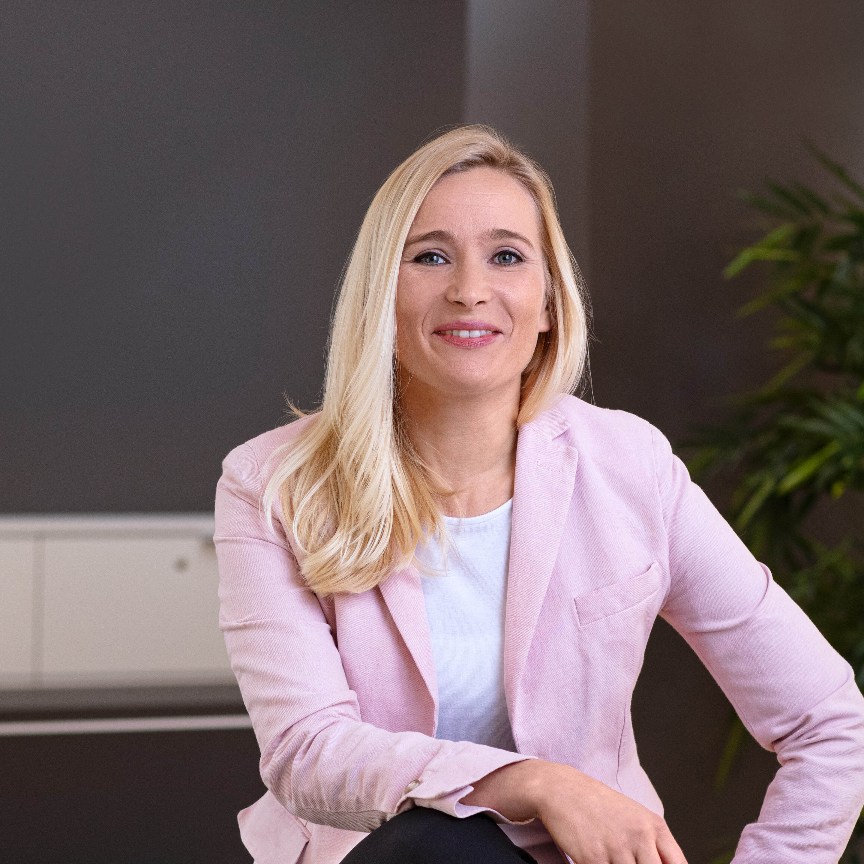 KIND-Mitarbeiterin-Hoerakustikerin_2880x2880