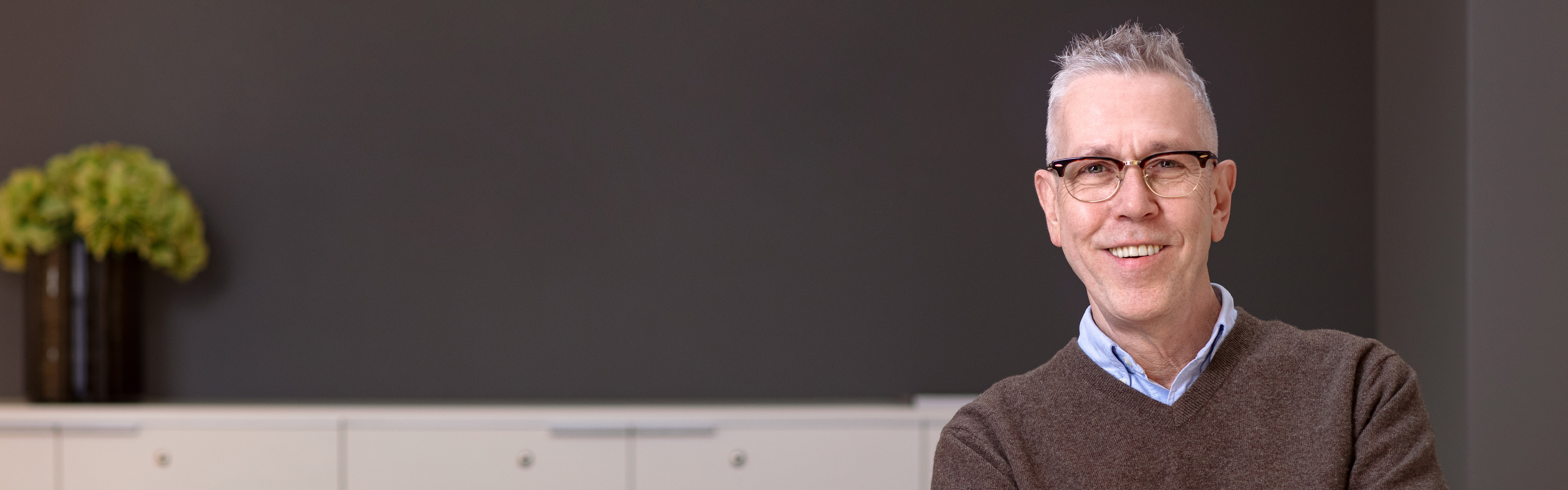 testsieger-akustik_markenbotschafter-brauner-pullover_12-2021_16x5