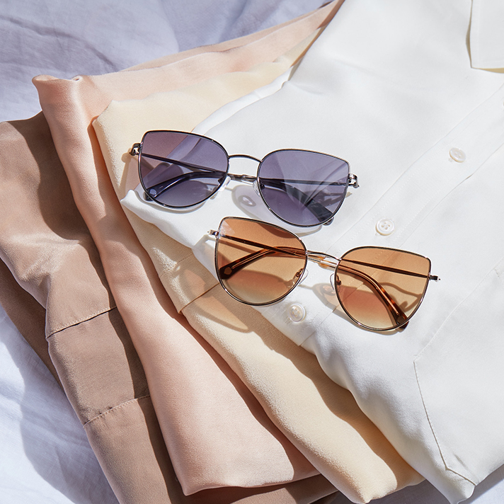 KIND_Sonnenbrille_blau_orange_Stilbild_1x1