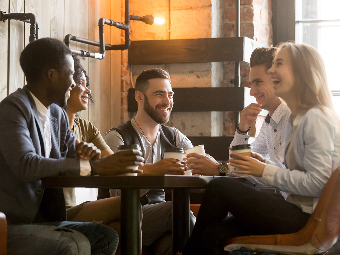 KINDsevan_Gespraech_Restaurant_Gruppe_4x3