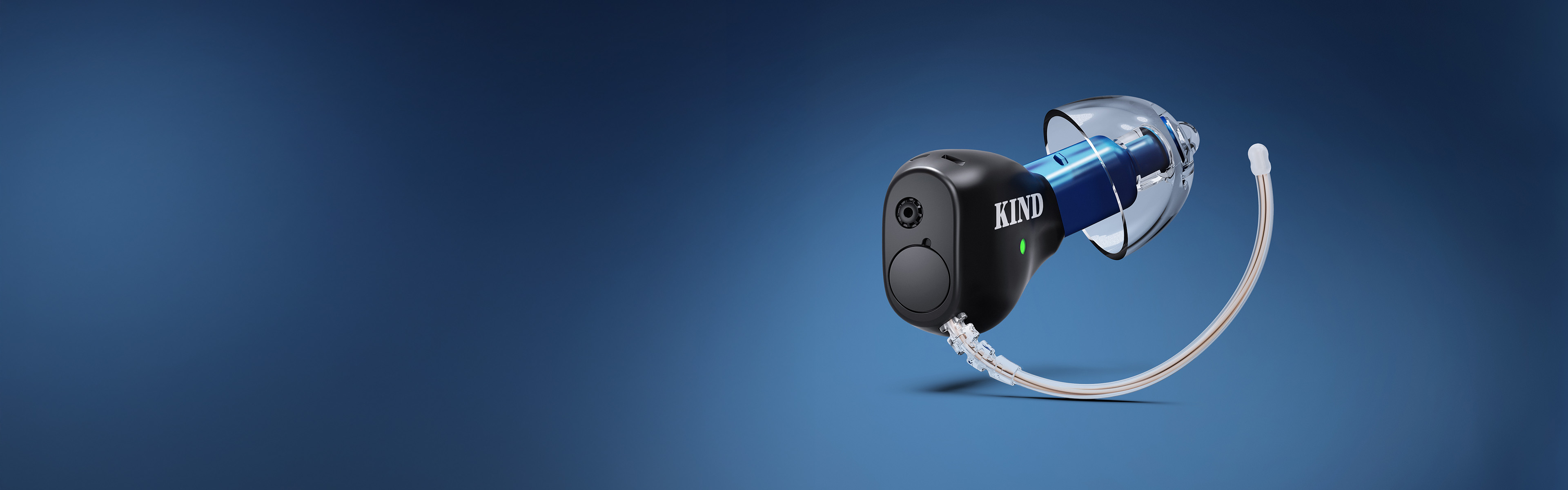 Ein einzelnens KINDsevan Instant Fit-Hörgerät mit KIND-Logo, Antenne und Dome auf dunkelblauem Hintergrund