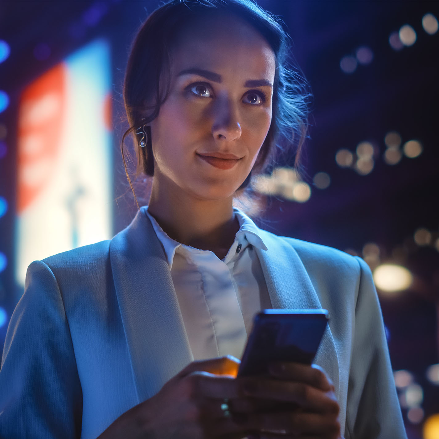 KINDvaro_Technik_Frau_Handy_11-2023_1x1