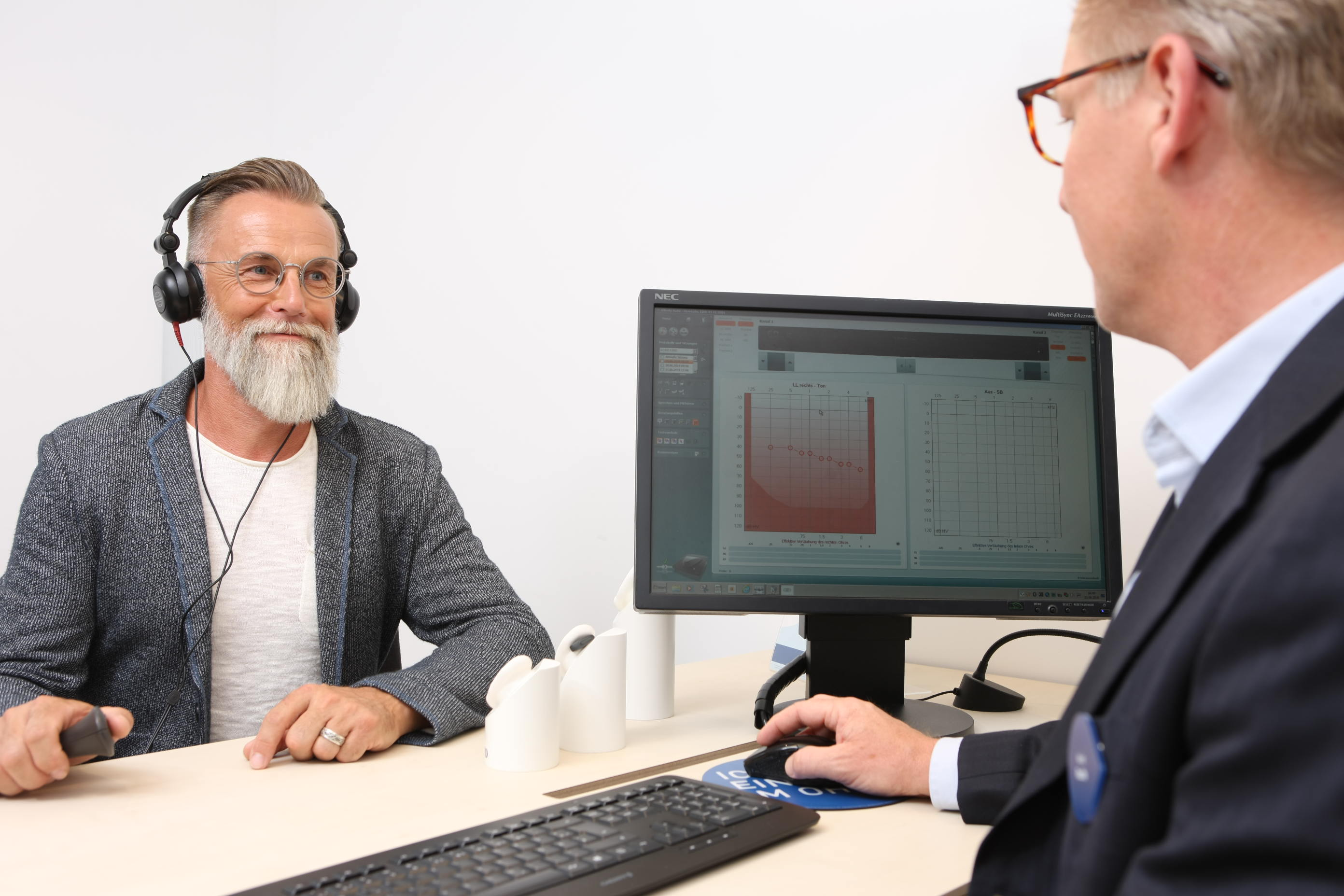 Kunde_macht_Hoertest_Hoerakustik-Meister