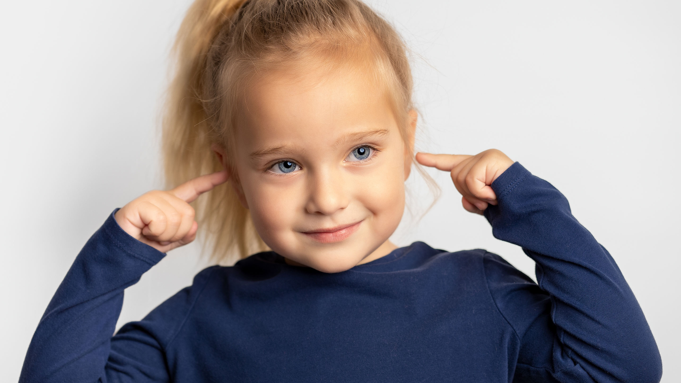 Maedchen_haelt_Ohren_zu_2880x1620_AdobeStock_454987749