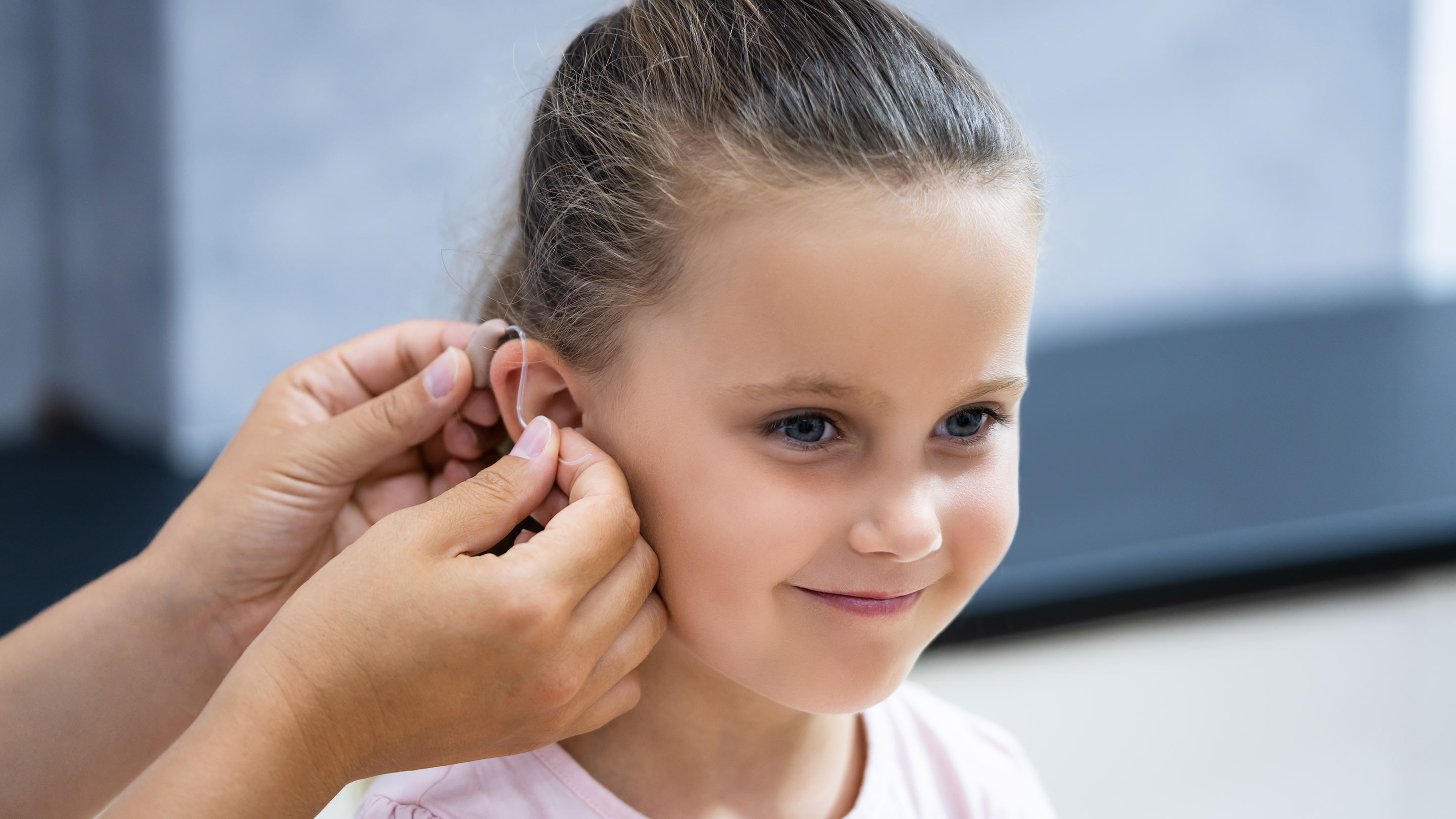 Maedchen_mit_Hoergeraet_2880x1620_AdobeStock_454987749