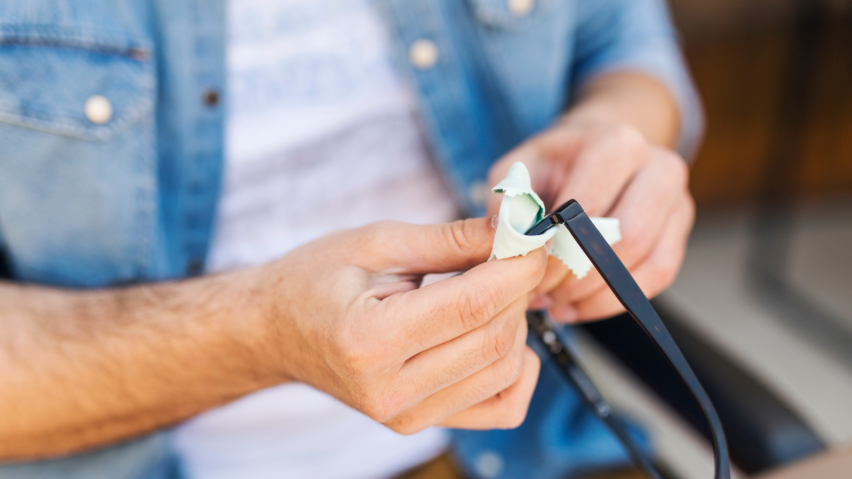 Magazinartikel_Brille-putzen_2880x1620