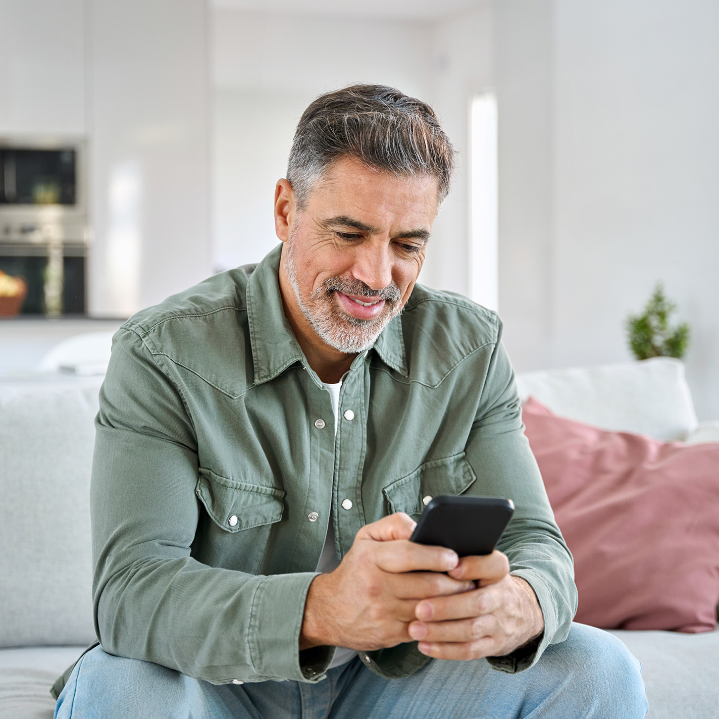Mann_Smartphone_Couch_Sofa_Konnektivitaet_1x1