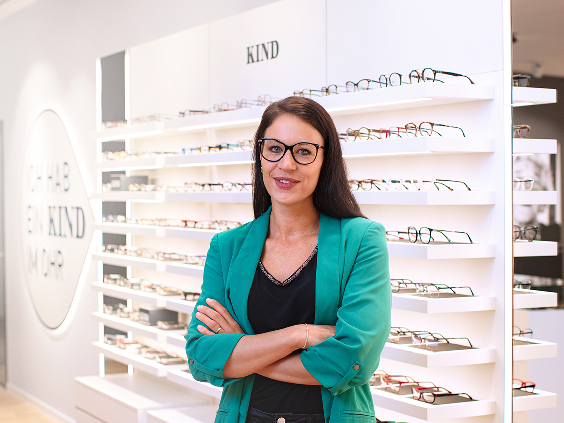 MB_Augenoptikerin-am-Brillenregal-KIND_4x3