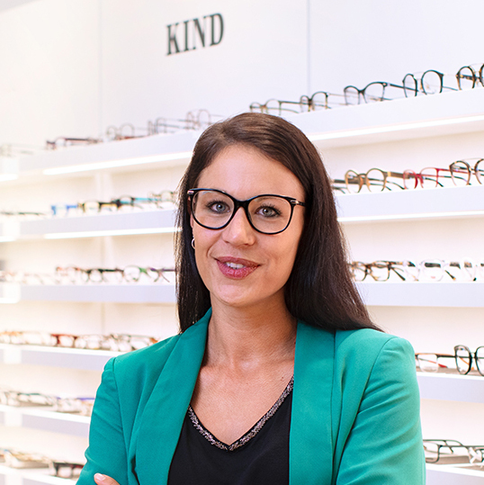 MB_Augenoptikerin-am-Brillenregal-KIND__06-2025_1x1