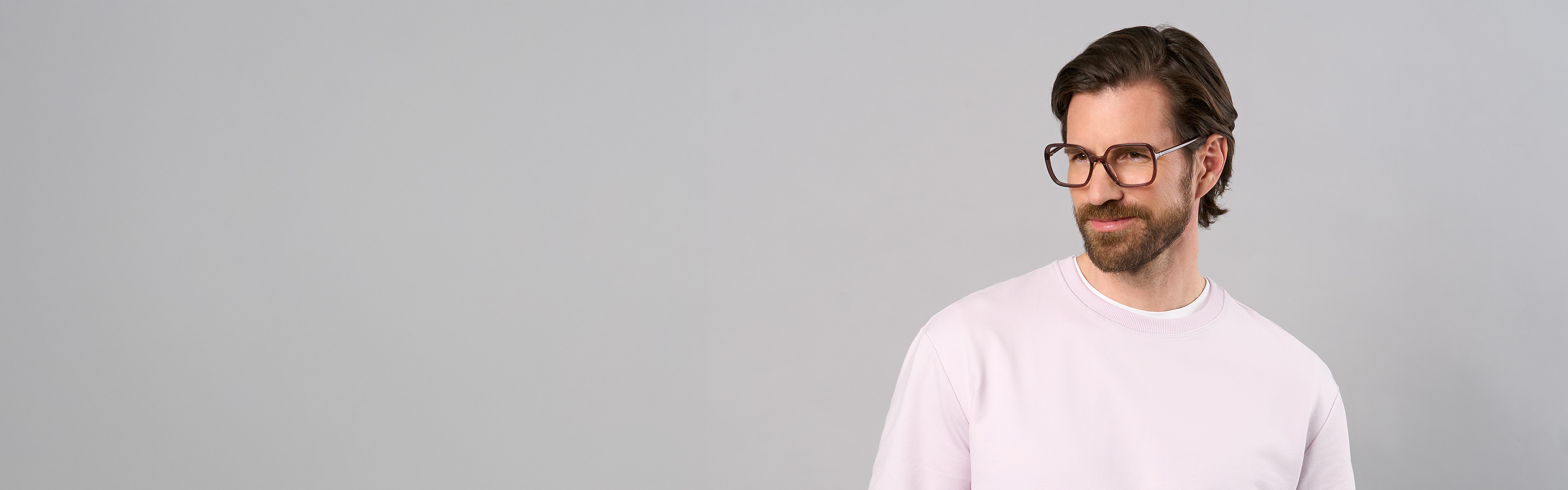 Model_Brillentrends_Herren_geometrische-Formen_06-2025_16x5