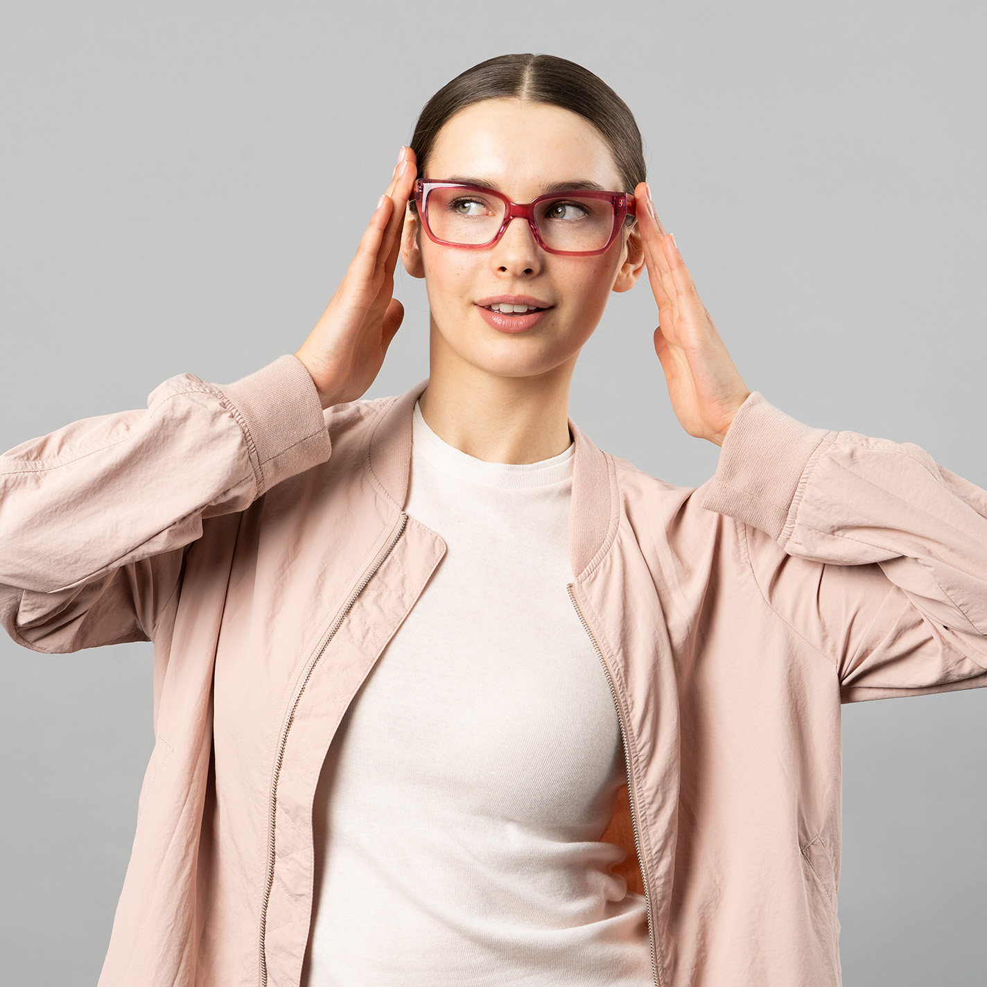 Model_Hand_an_Brille_06-2025_1x1