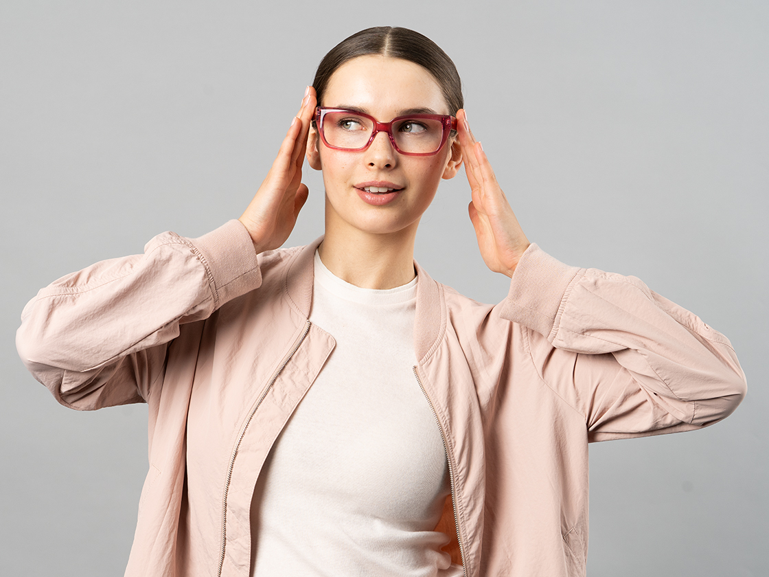 Model_Hand_an_Brille_06-2025_4x3