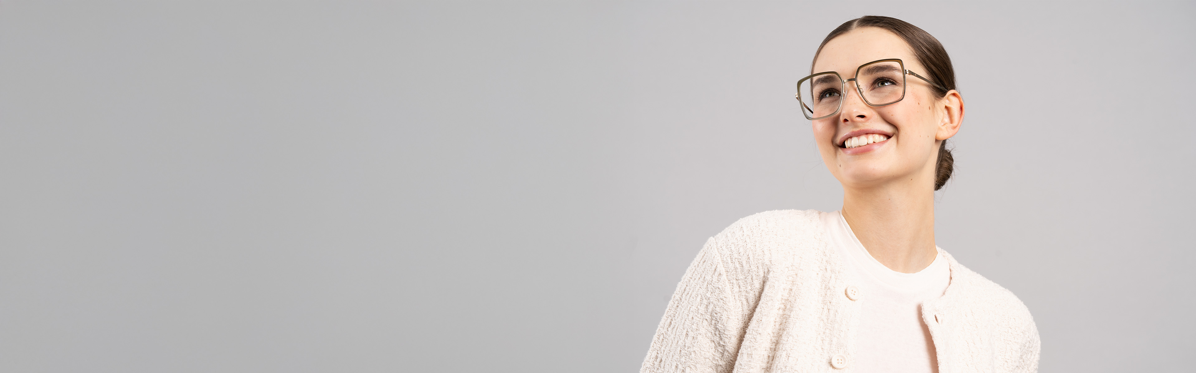 Model_Magazin_Brillentrends_Damen_Geometrisch_Oversized_06-2025_16x5