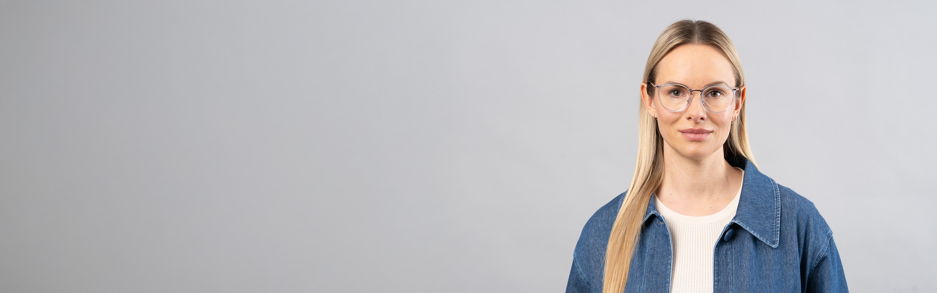 Model_Magazin_Brillentrends_Damen_Transparent_06-2025_16x5