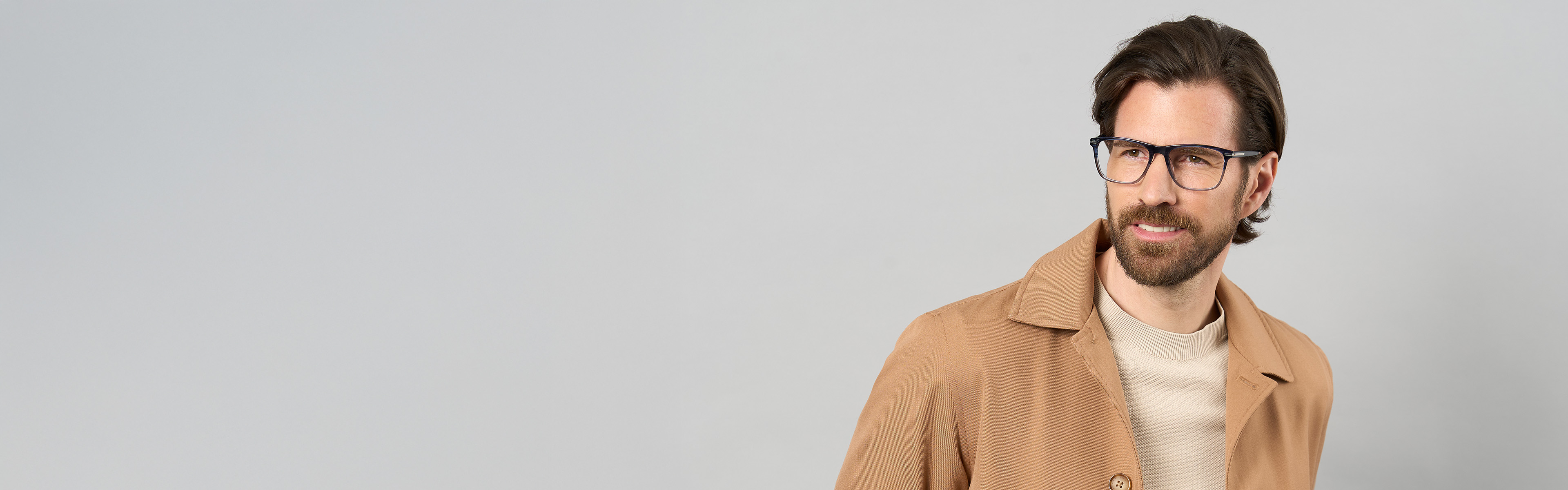 Model_Magazin_Brillentrends_Herren_breit_kantig_06-2025_16x5