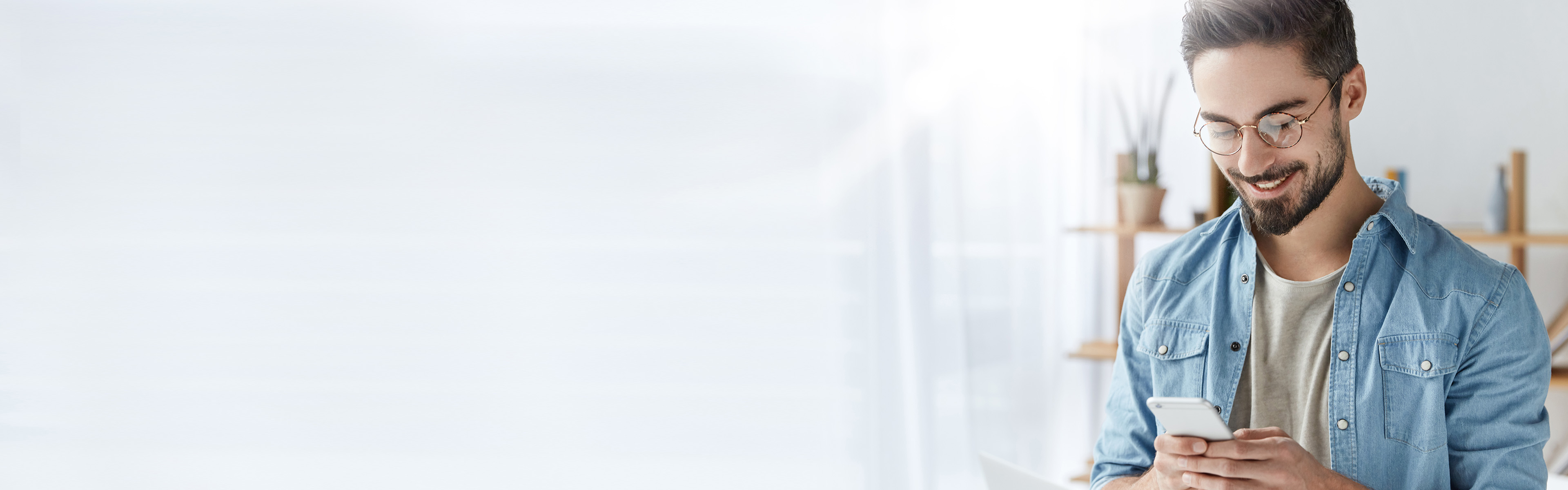 Moderne_Tools_Mann_mit_Handy_09-2022_16x5