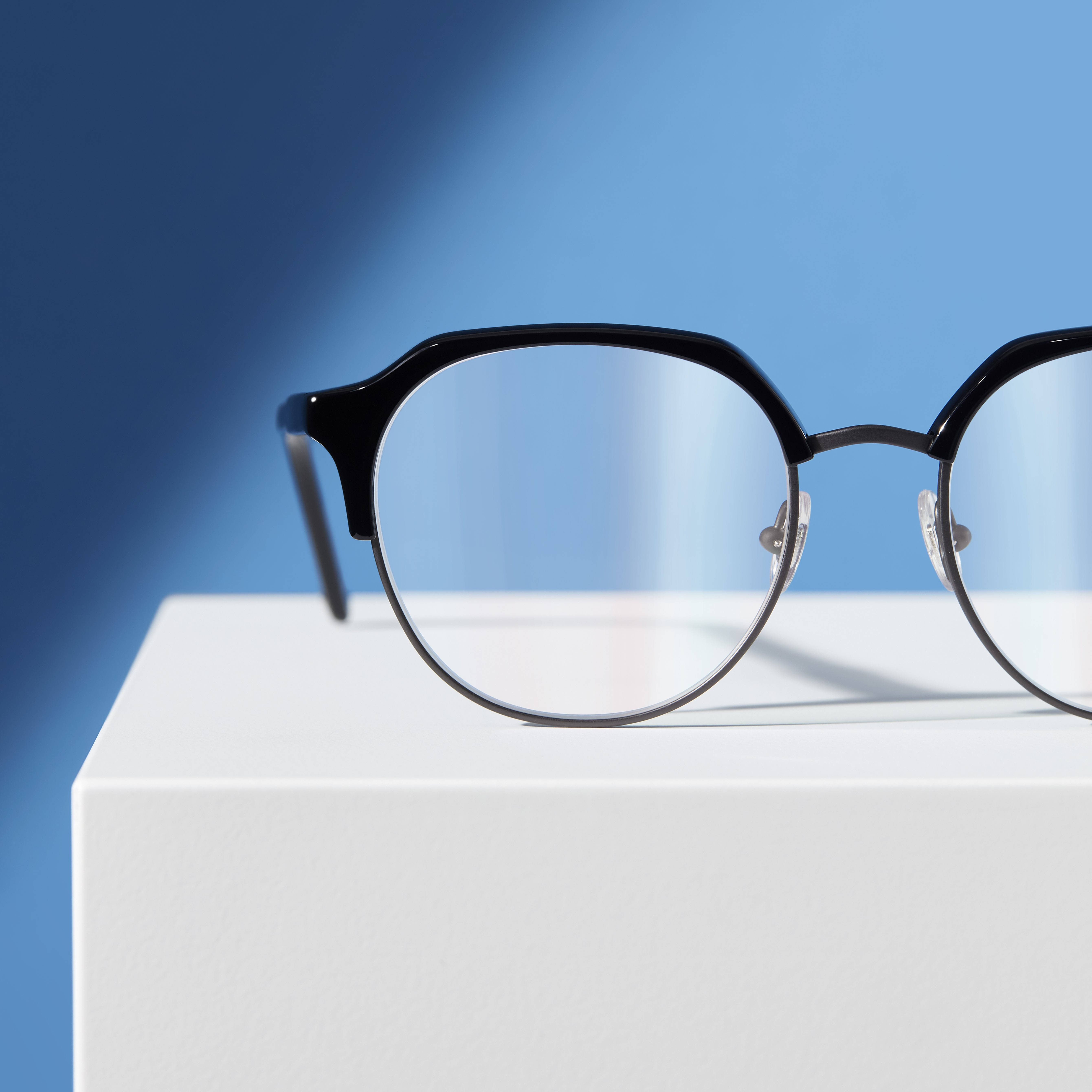 gleitsichtglaeser_blau_11-2021_1x1