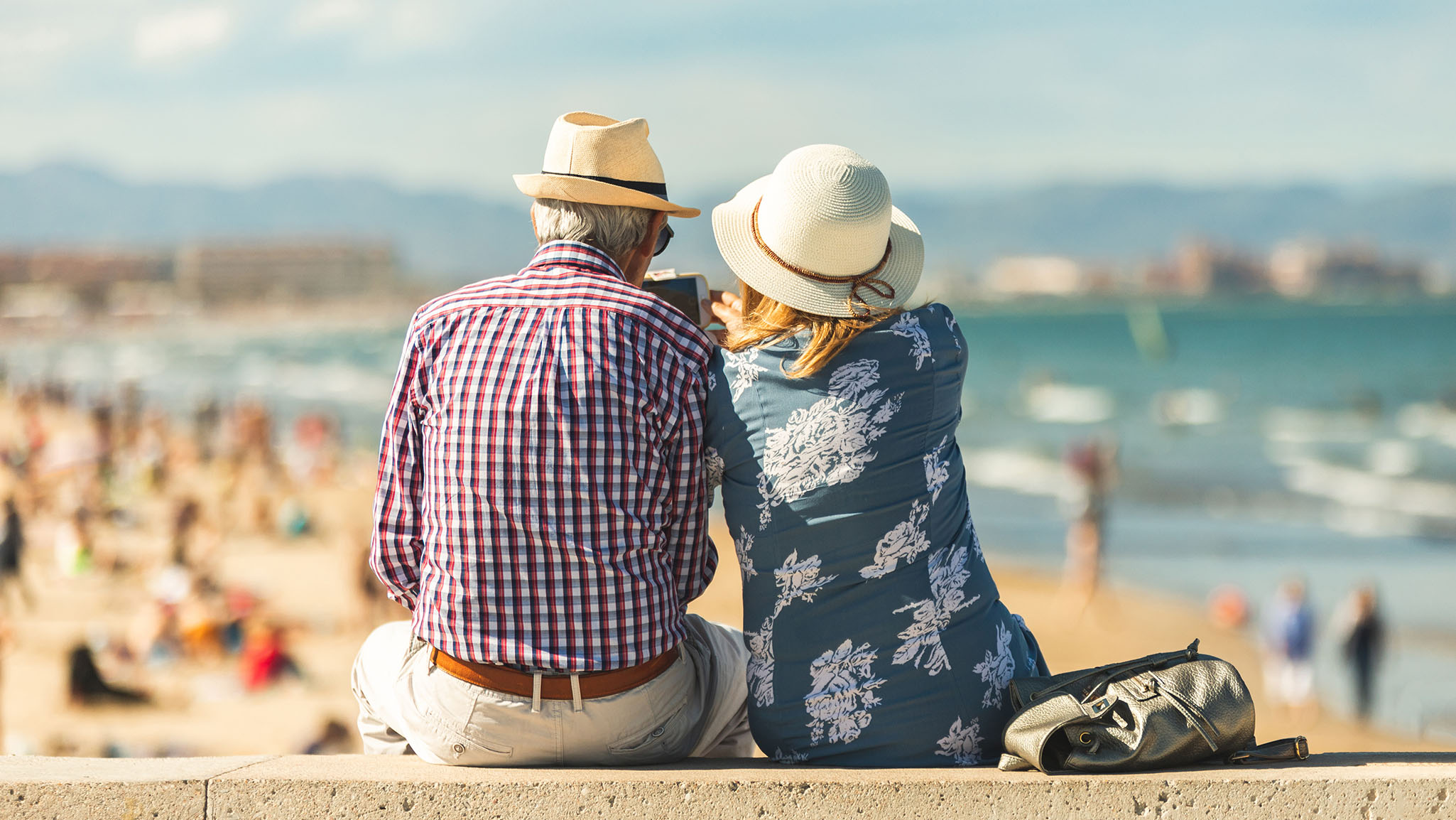 Reisen_mit_Hoergeraeten_Urlaub_Paar_07-2024_16x9