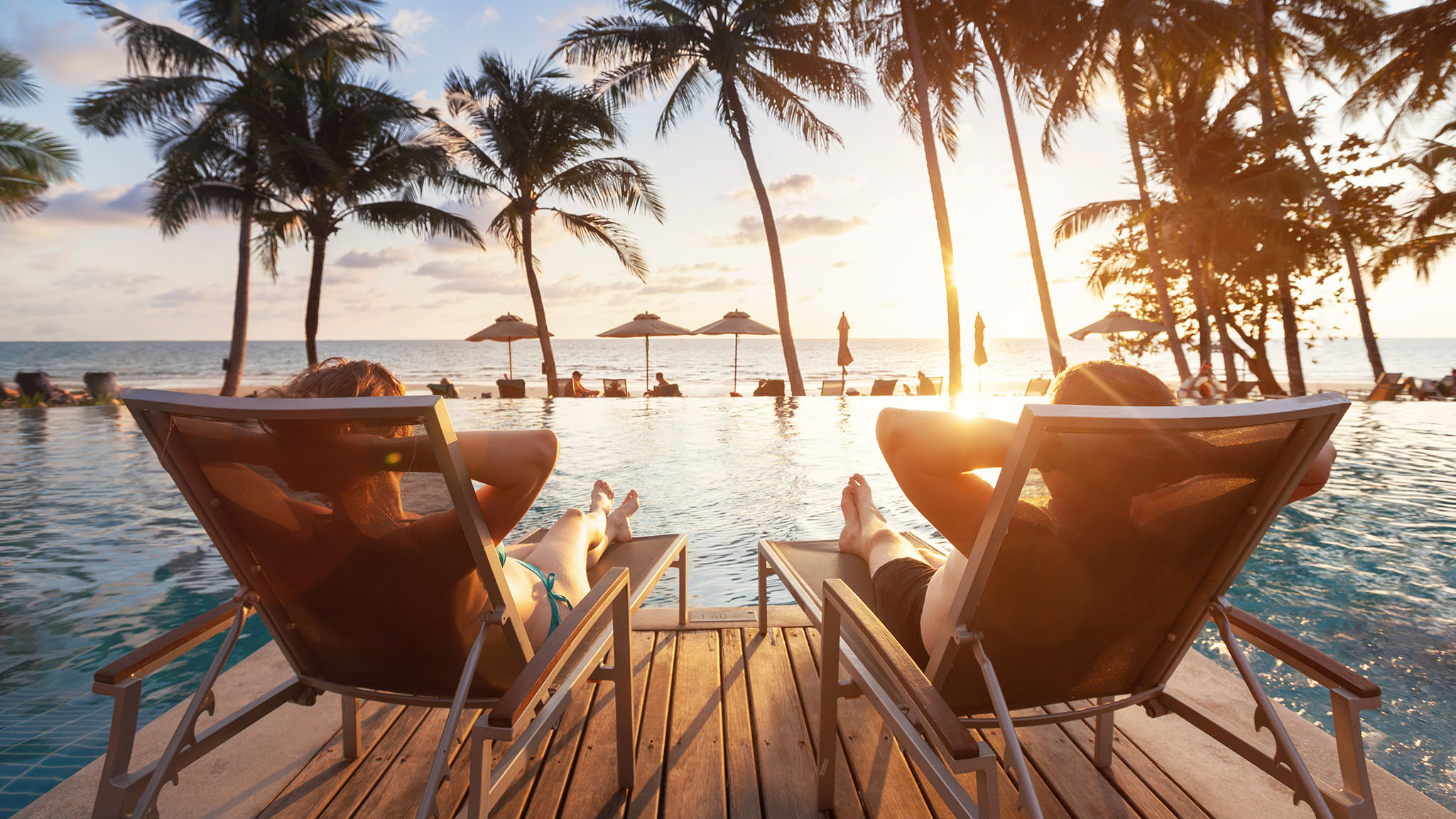 Reisen_mit_Hoergeraeten_Urlaubsort_Pool_07-2024_16x9