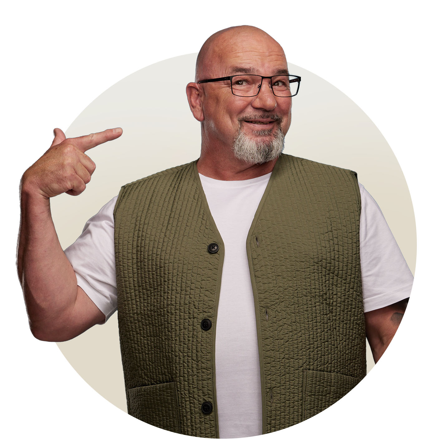 KIND Kunde Heiko schaut nach rechts und zeigt mit dem Zeigefinder auf sein Ohr