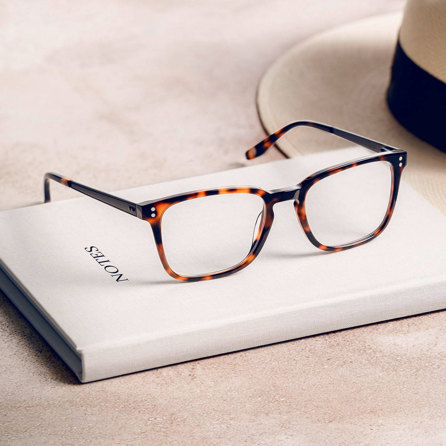 Teaserbild_Herbst-Trends_Maenner_Kraeftige_Rahmen_10-2023_1x1