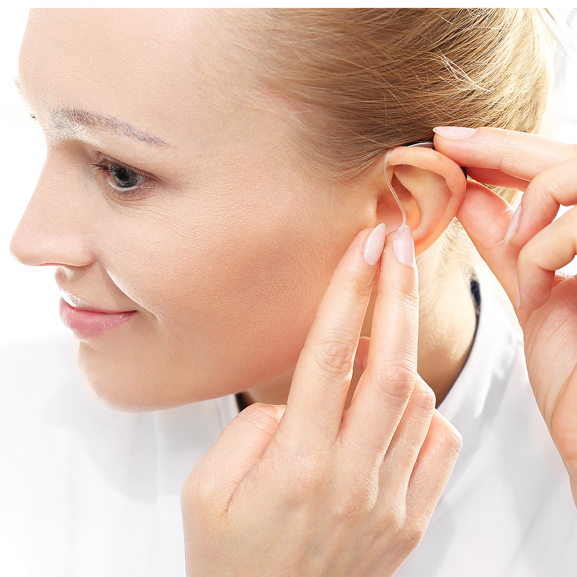 Tinnitus_Bild Eintrag_Frau setzt Hörgerät ein 1x1